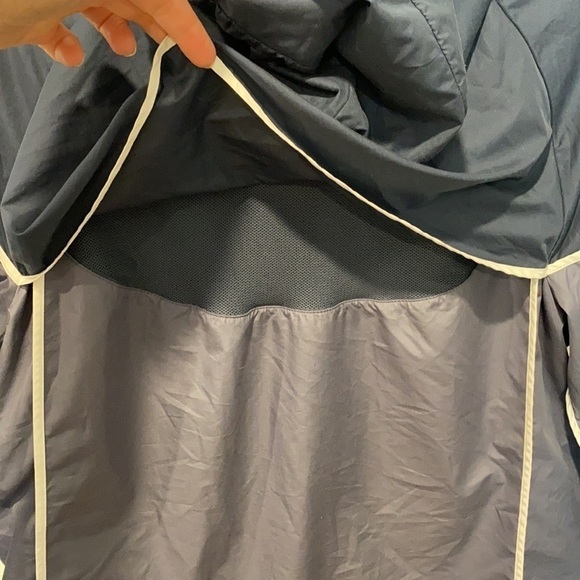 Nike Lightweight Rain Windbreaker Jacket EUC - Picture 8 of 16